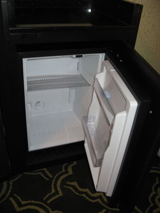 Leerer Kühlschrank im Zimmer Palmer House A Hilton Hotel