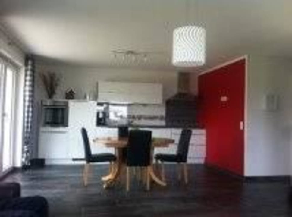 Offene Wohnküche mit grossem Esstisch Hotel Hofgut Tiergarten