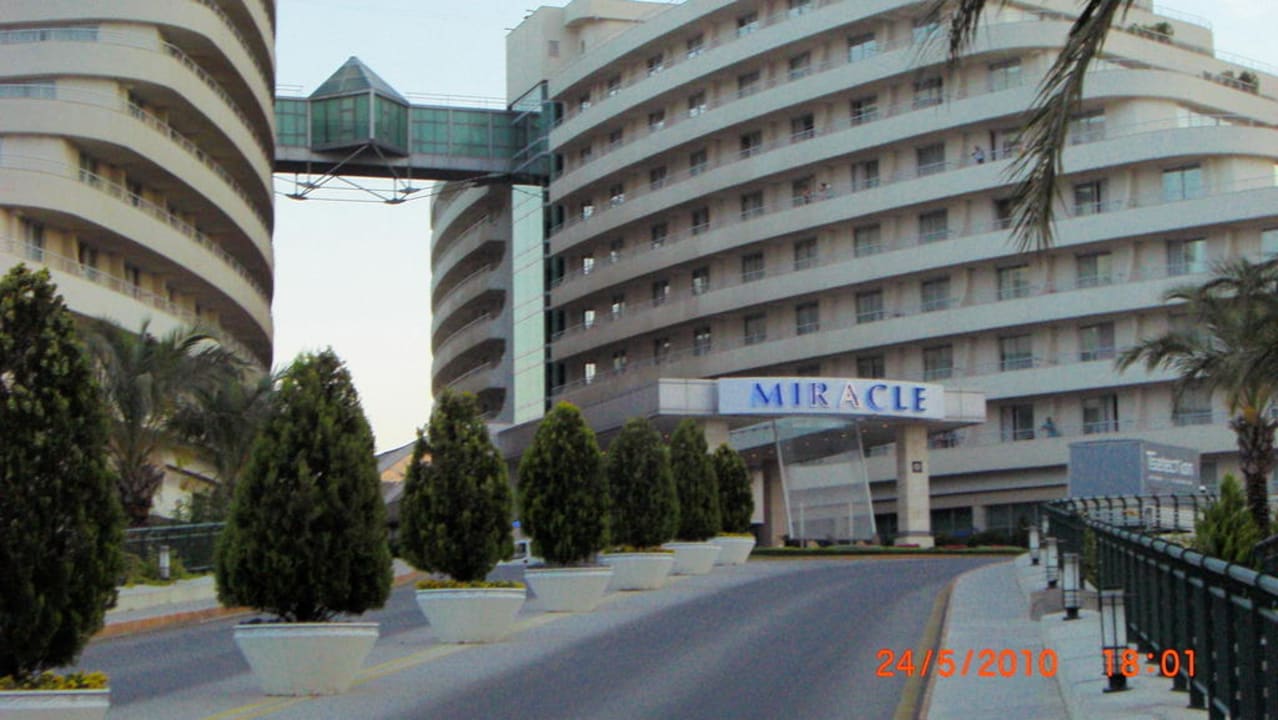 Auffahrt zur Lobby Hotel Miracle Resort