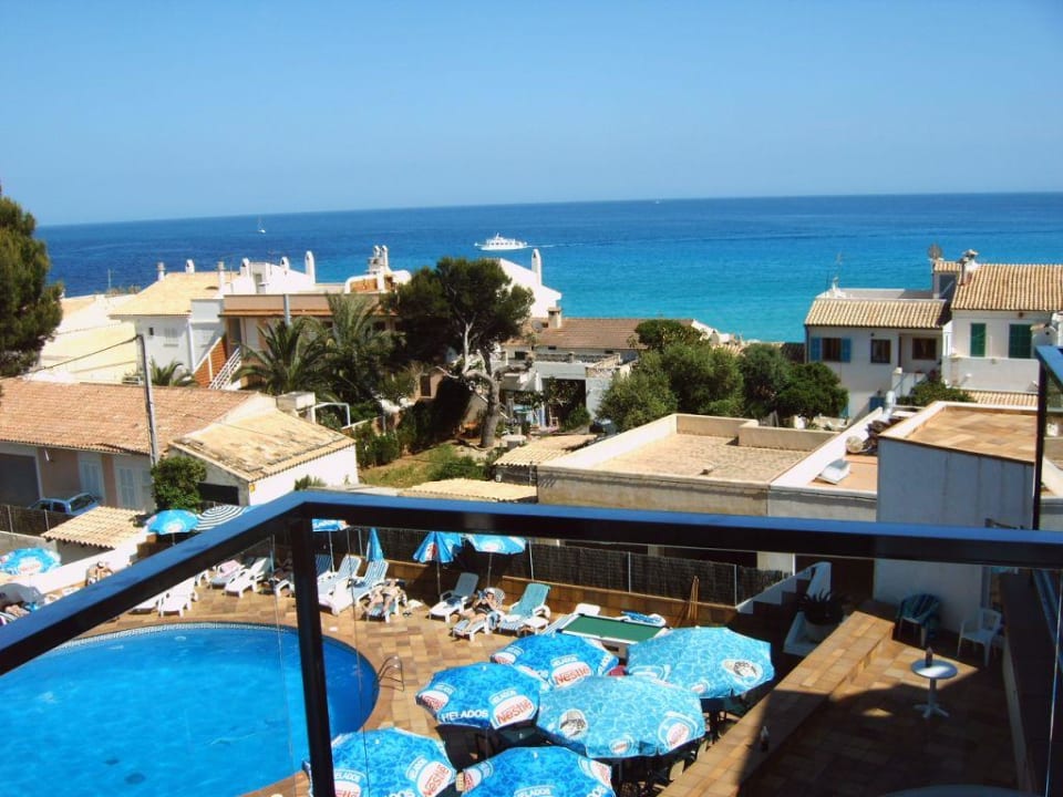 Blick vom Balkon auf den Pool Hotel Clumba