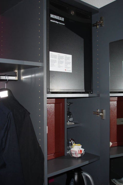 Schrank mit Safe und Kühlschrank Best Western Plus Hotel Bern