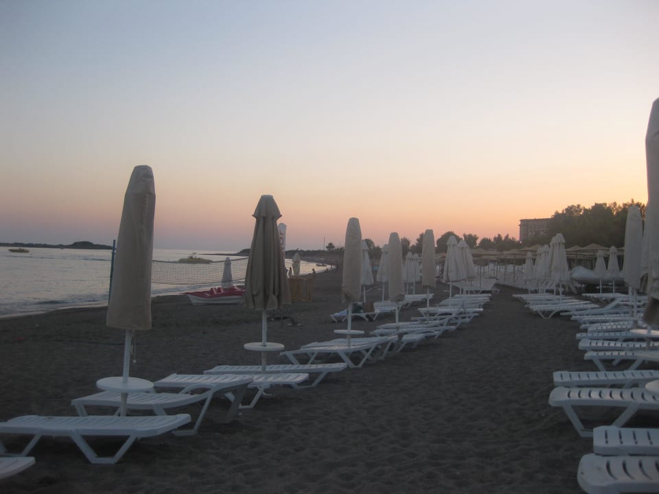 Hotelstrand bei Sonnenuntergang Saphir Resort & Spa