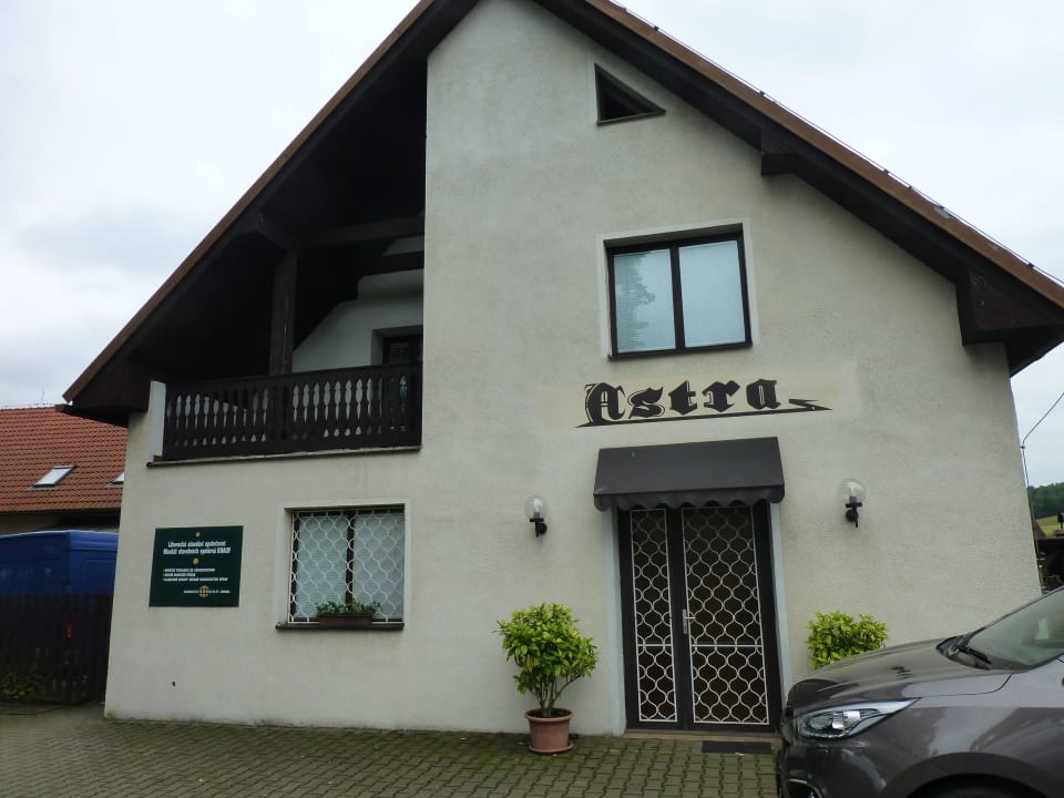 Kleiner Parkplatz vor dem Haus Penzion Astra