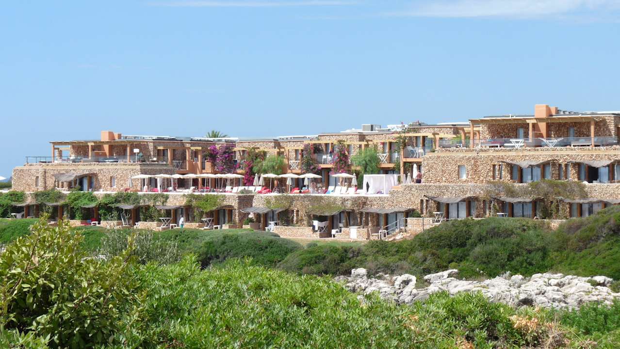 Blick auf den hintern Teil des Hotels  mit Pool Hotel Menorca Binibeca (Adults Only) by Pierre & Vacances Premium