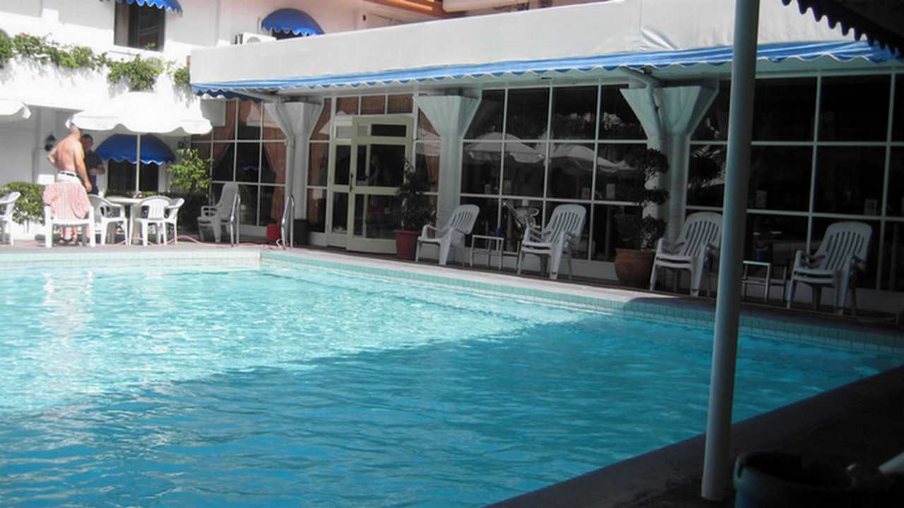 Der Swimmingpool mit Blick zum Haupthaus Hotel Clarkton