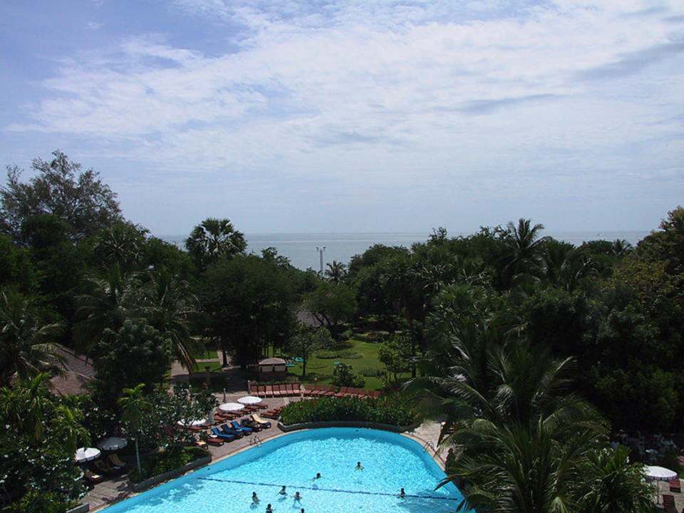 Pool Hotel Regency Wing