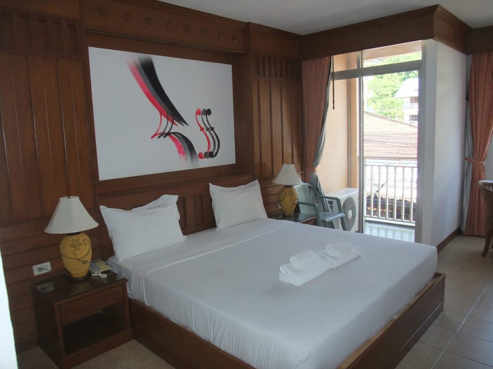 Blick Richtung Bett / Balkon Cello Hotel