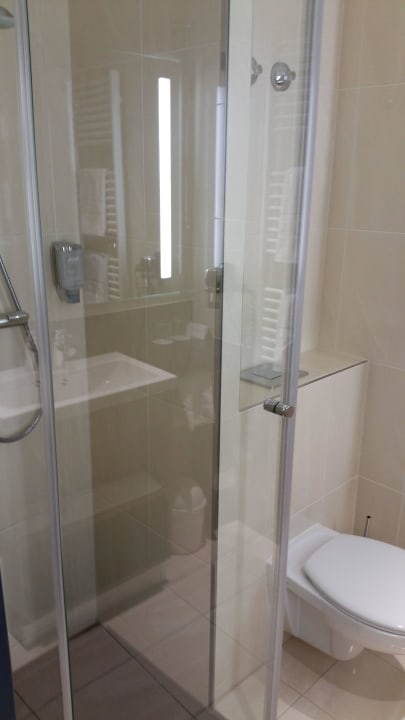 Duschkabine IntercityHotel Berlin Hauptbahnhof