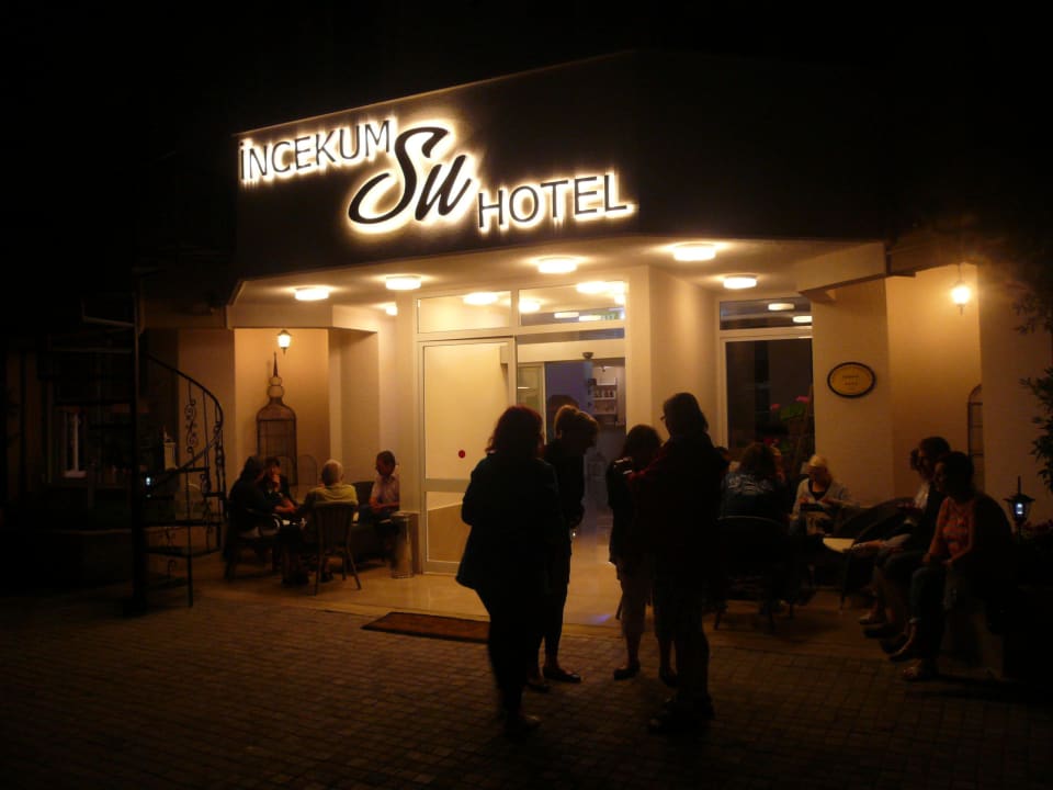 Eingang des Incekum Su Hotels bei Nacht Incekum Su Hotel