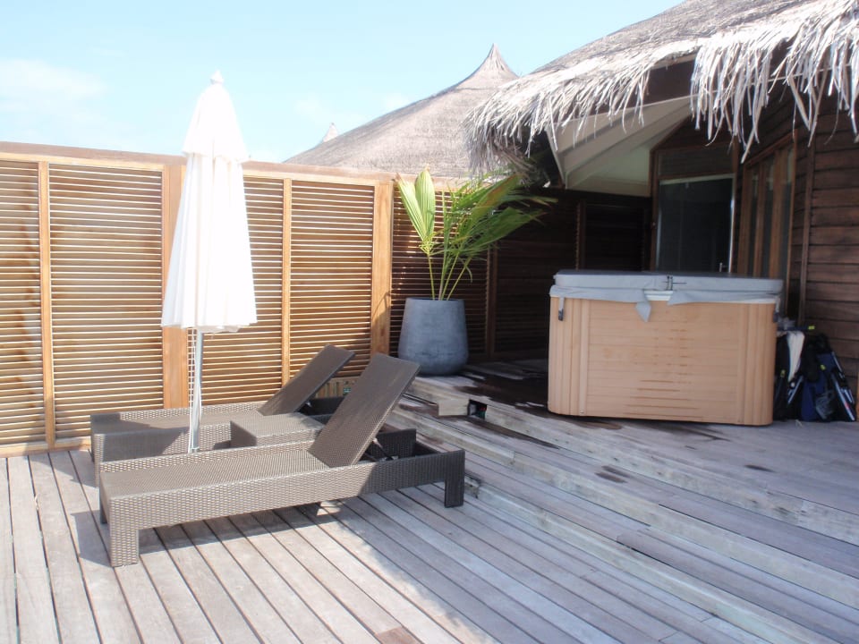 Terrasse mit Jakuzzi Kuramathi Maldives