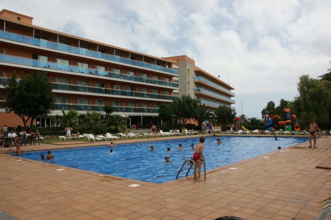 Basen od strony ogrodu Hotel Surf Mar