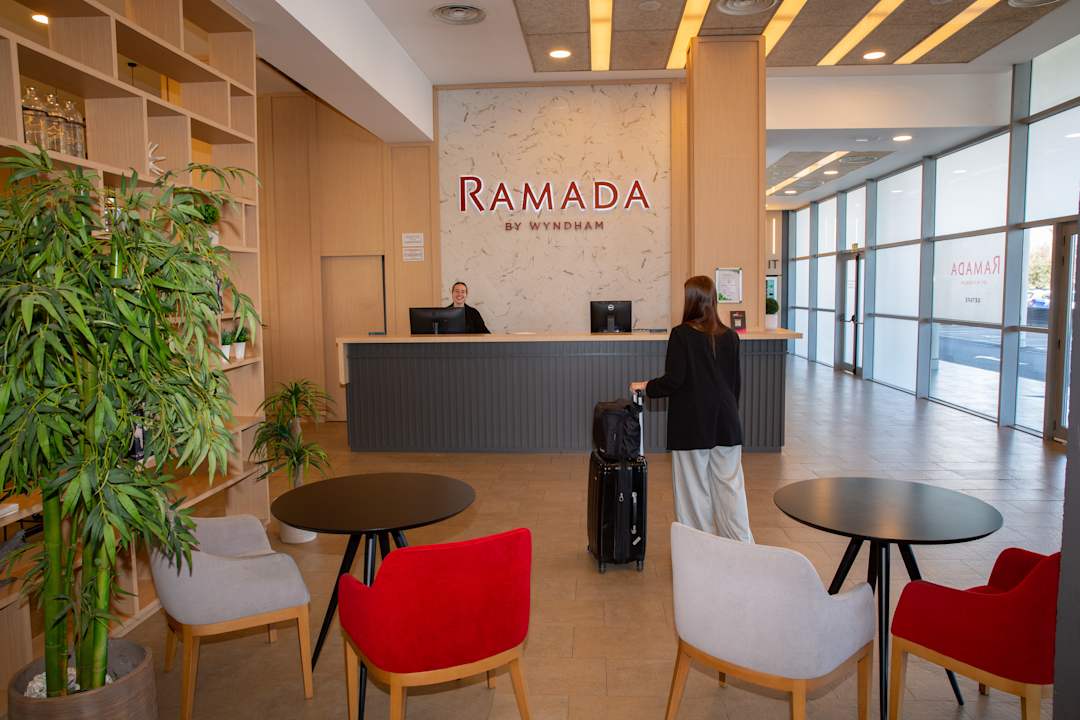 Lobby Ramada by Wyndham Madrid Getafe