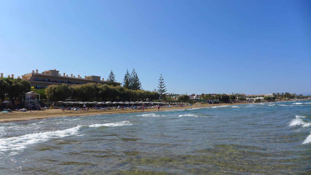 Der Blick vom Meer zum Strand Giannoulis Santa Marina Beach