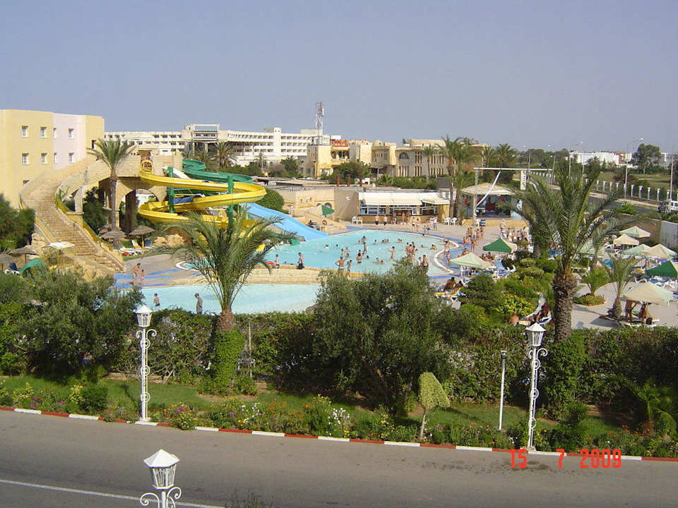 Poolanlage mit 4 Rutschen vor dem Hotel Houda Golf & Beach Club