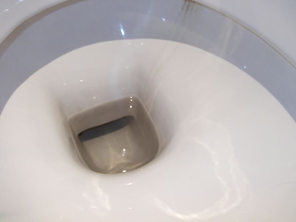 WC verdreckt bei Ankunft Mövenpick Hotel Amsterdam City Centre