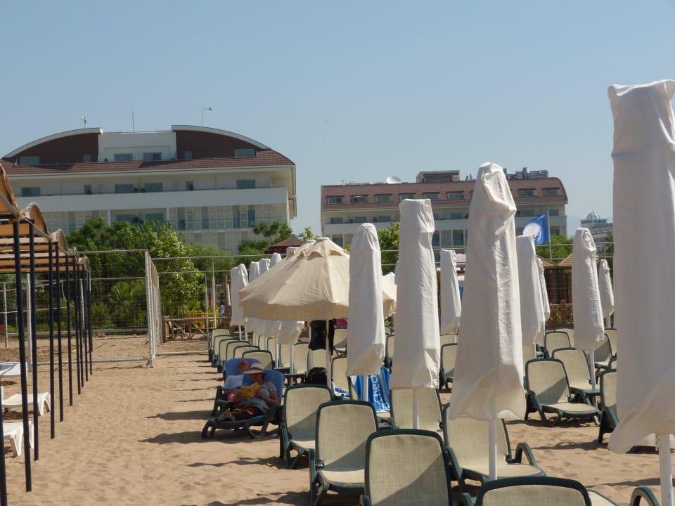 Sonnenschirme und Hotel im Hintergrund Sentido Trendy Verbena Beach
