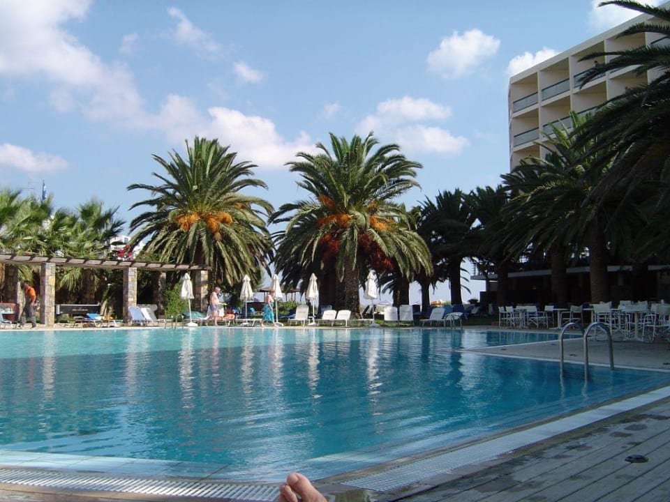 Pool mit toller Holzumrandung Calimera Sirens Beach