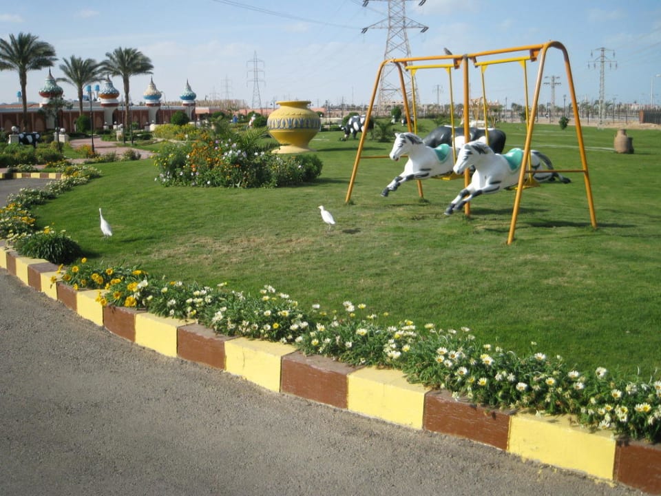 Garten vor dem Hotel Pickalbatros Alf Leila Wa Leila Resort - Neverland Hurghada