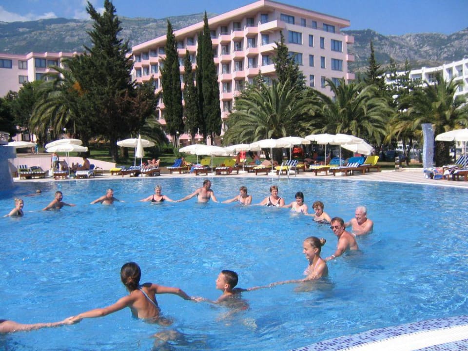 Wassergymnastik im Pool Iberostar Waves Bellevue