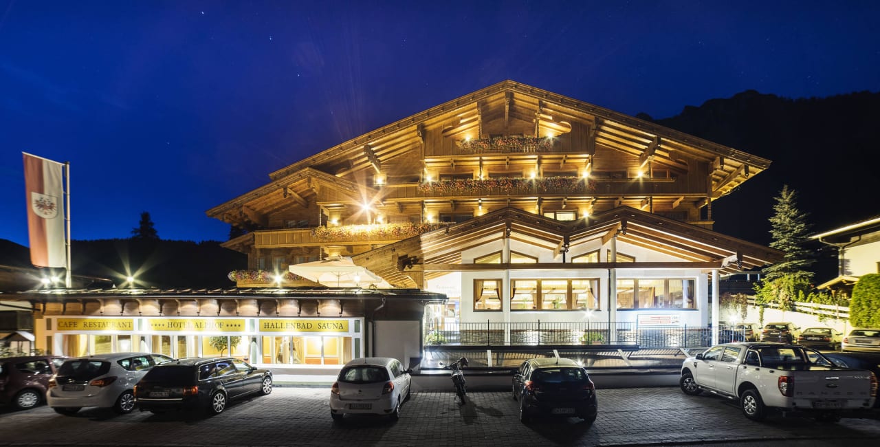 Außenansicht bei Nacht Hotel Alphof Alpbach