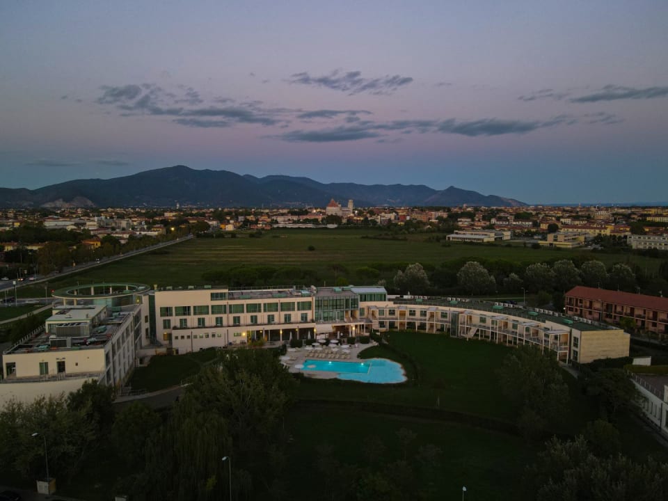 Außenansicht Pisa Tower Plaza