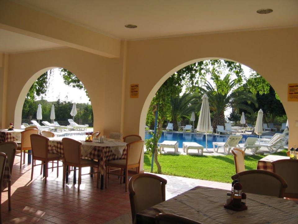 Restaurant und Pool Ekaterini Hotel