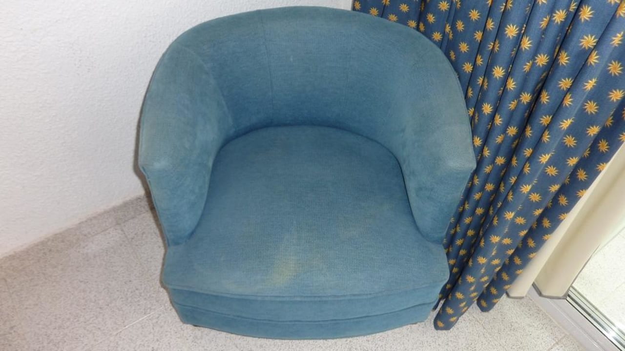 Sessel, der die besten Zeiten hinter sich hat BG Hotel Caballero