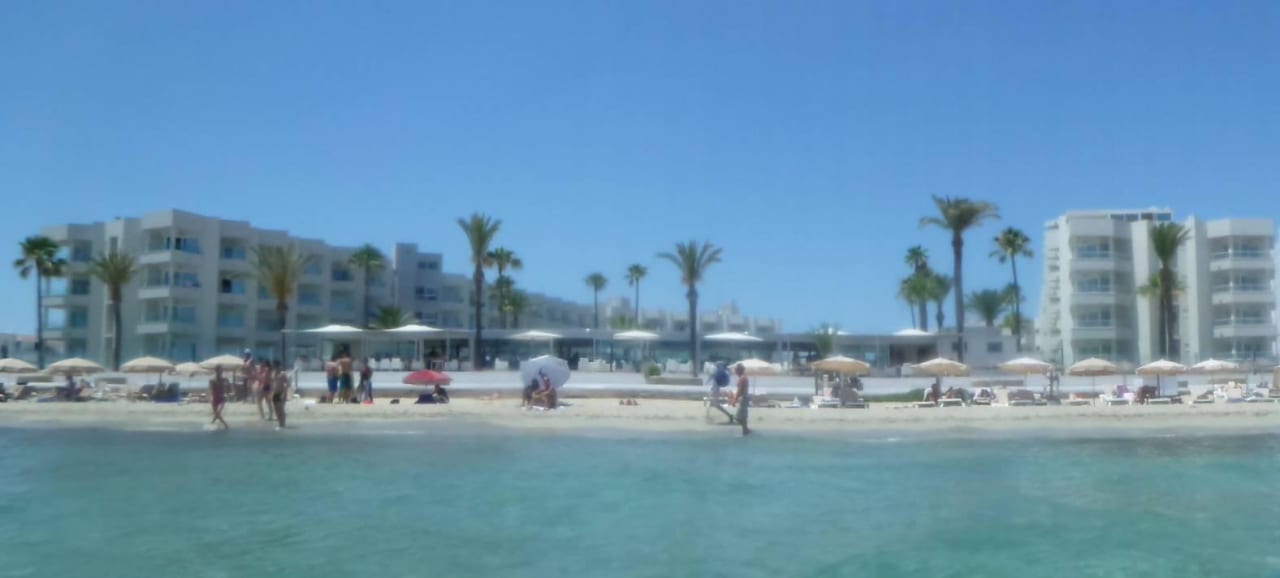 Hotel vom Meer aus gesehen Hotel Garbi Ibiza & Spa