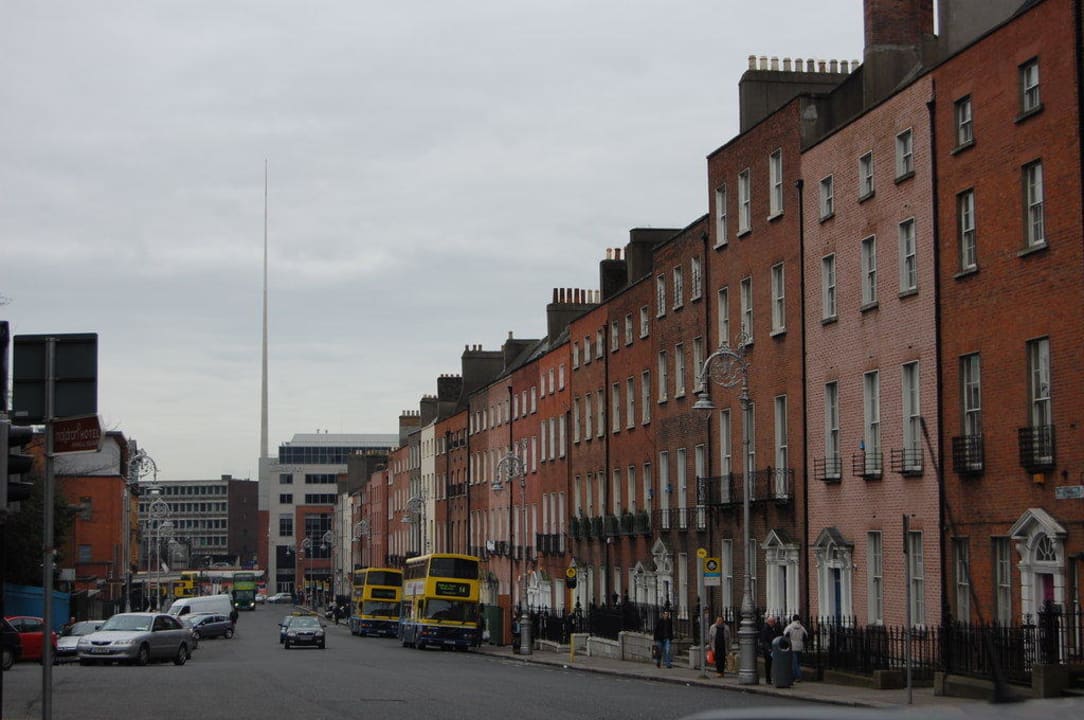 Blick auf die Straße von links Hotel Maldron Parnell Square