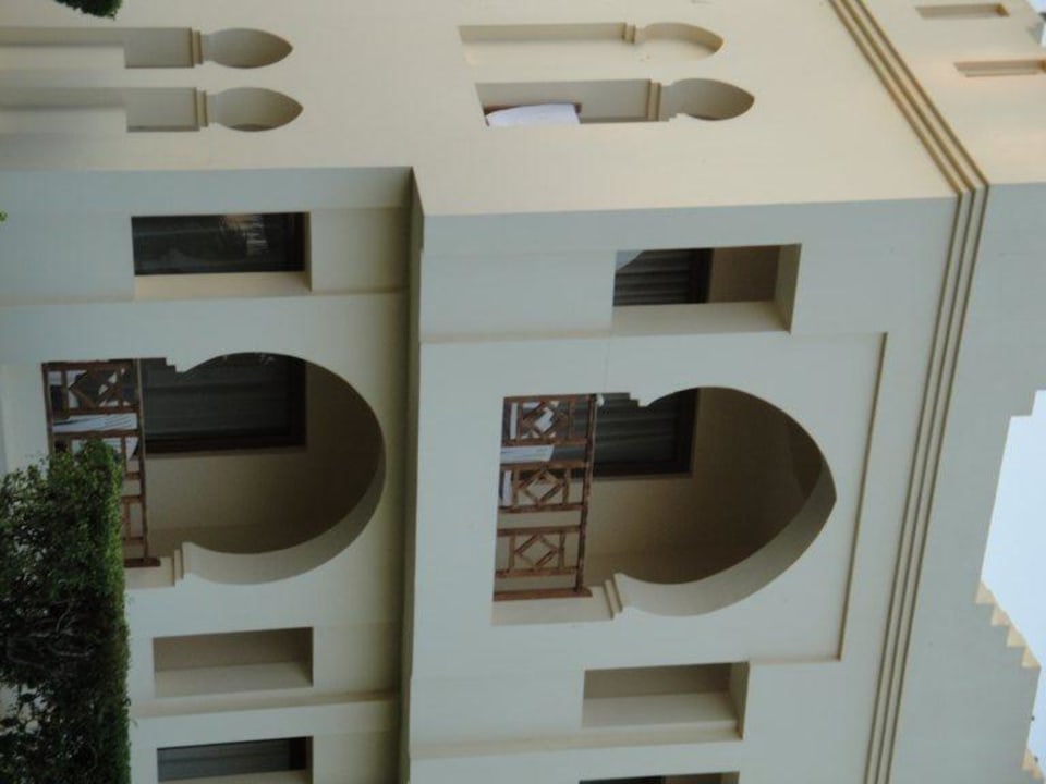 Blick vom Garten auf zwei Zimmer Charmillion Club Resort