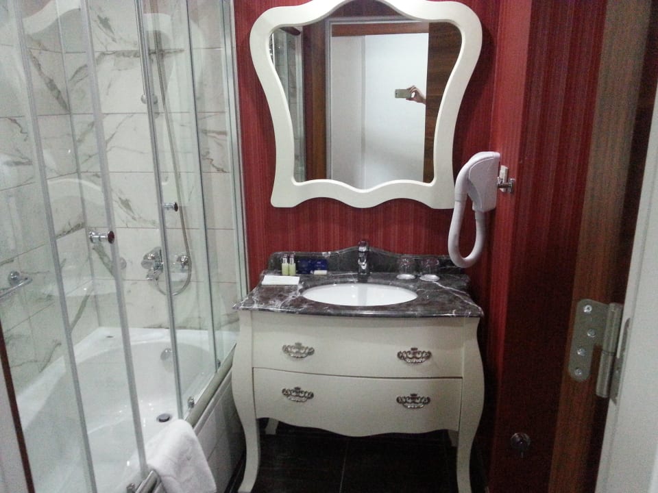 Bad Waschbecken und Fön Vikingen Infinity Resort & Spa