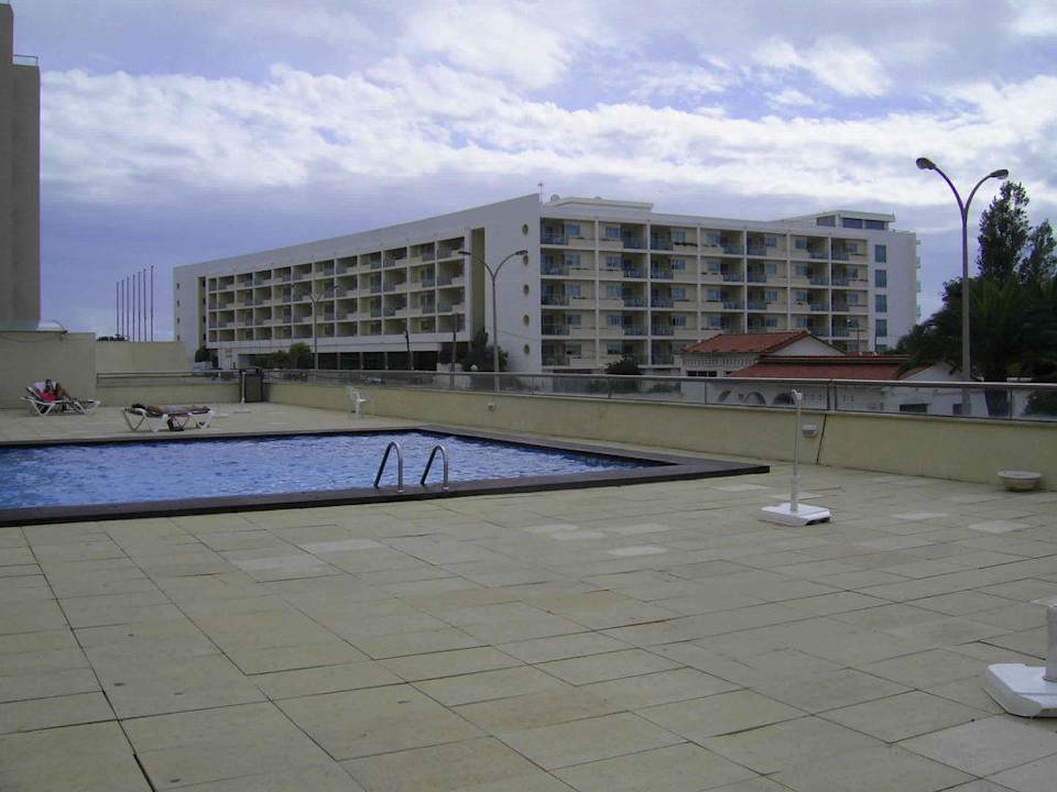 Blick über Straße zum Dunamar Hotel Hotel Yellow Praia Monte Gordo