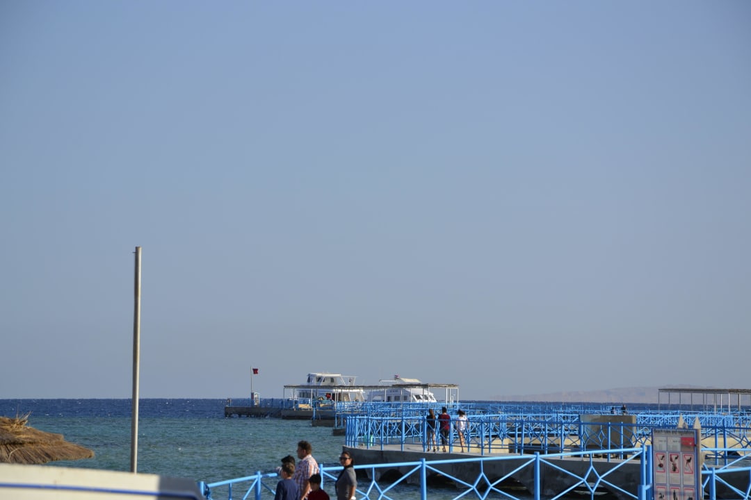 Steg der zum Hausriff führt Hotel Titanic Palace