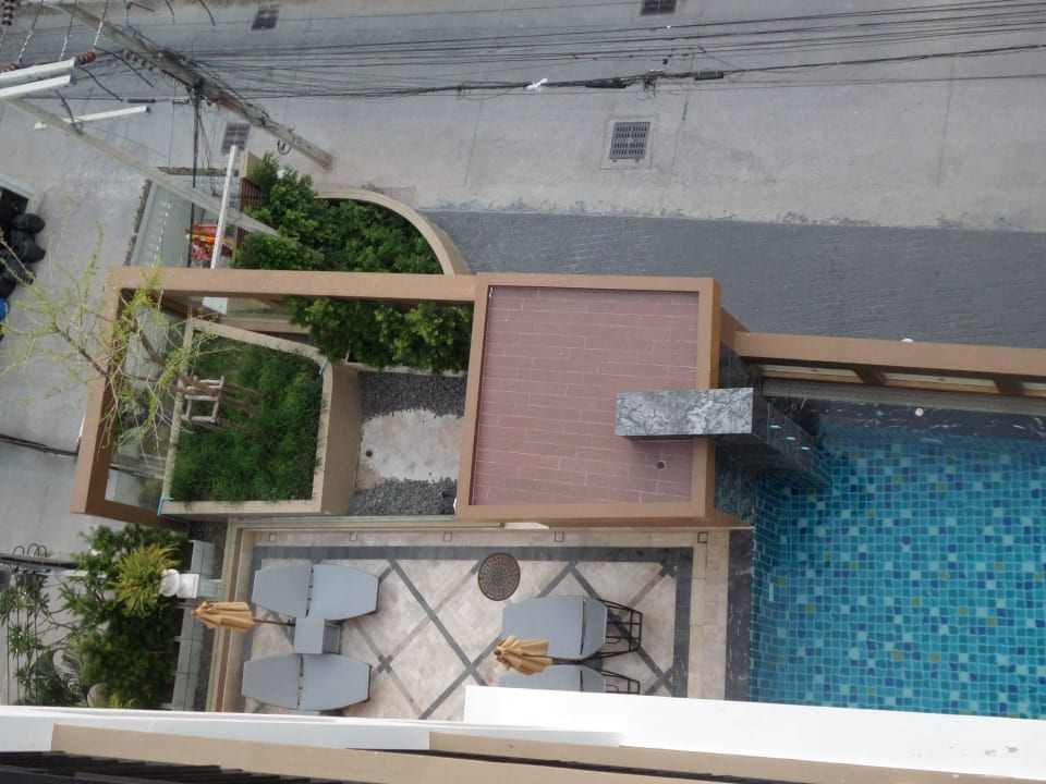 Blick auf den Pool vom Balkon March Hotel Pattaya
