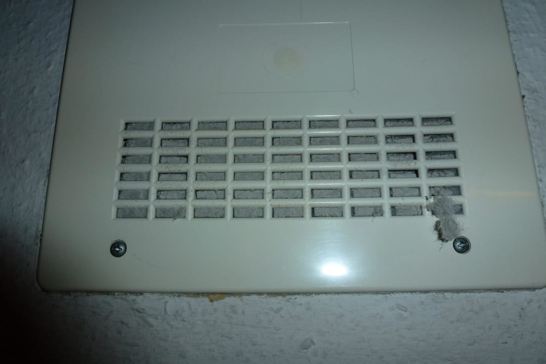 Verkeimet und verstopfter Abluftfilter im Bad Flair Hotel Weinstube Lochner