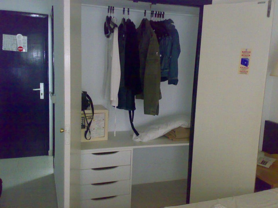 Kleiderschrank?! JS Hotel Horitzó