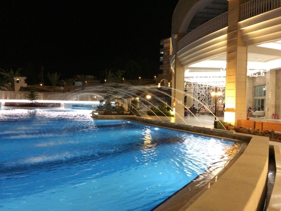 Pool und Gartenlounge von der Poolbar aus Sidemarin Kirman Premium