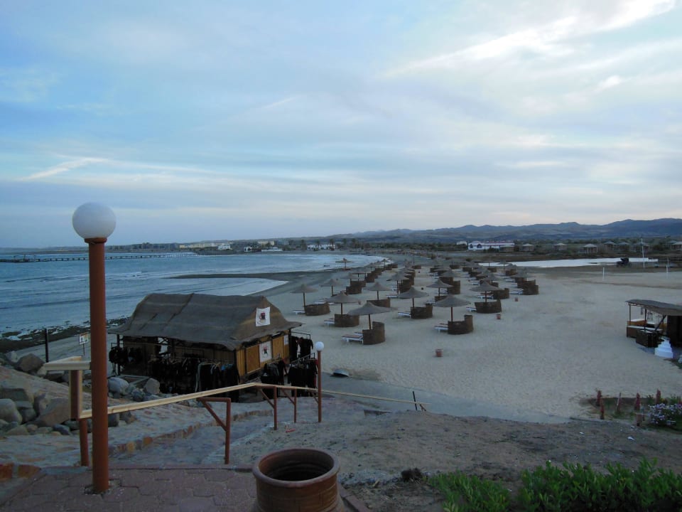 Blick von der Strandsnack-Bar zum Strand Three Corners Equinox Beach Resort