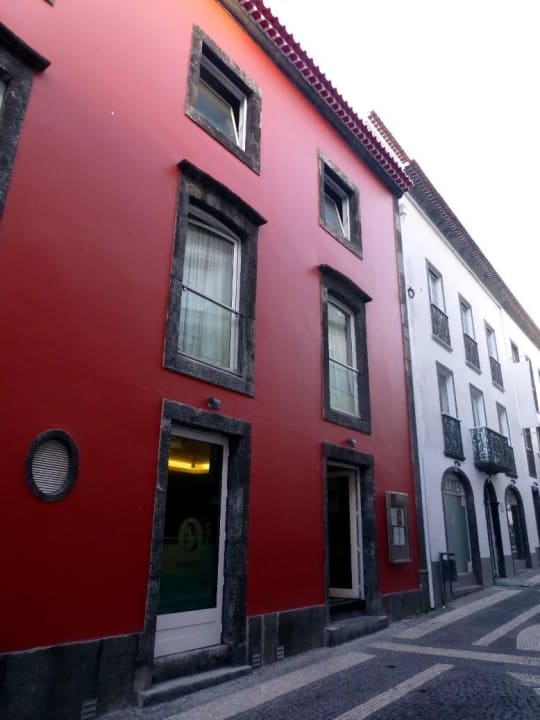 Restaurant (rot) und Hoteleingang (weiß) Guest House Residencial Alcides