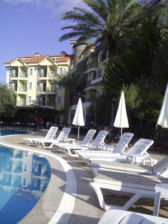 Liegen am Pool Dosi Hotel