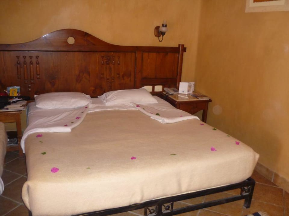 Bett mit Blütendeko Charmillion Sea Life Resort
