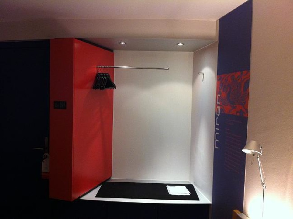 Der Kleiderschrank (rechts) und Safe (links) Zimmer 308 Sedartis Swiss Quality Hotel