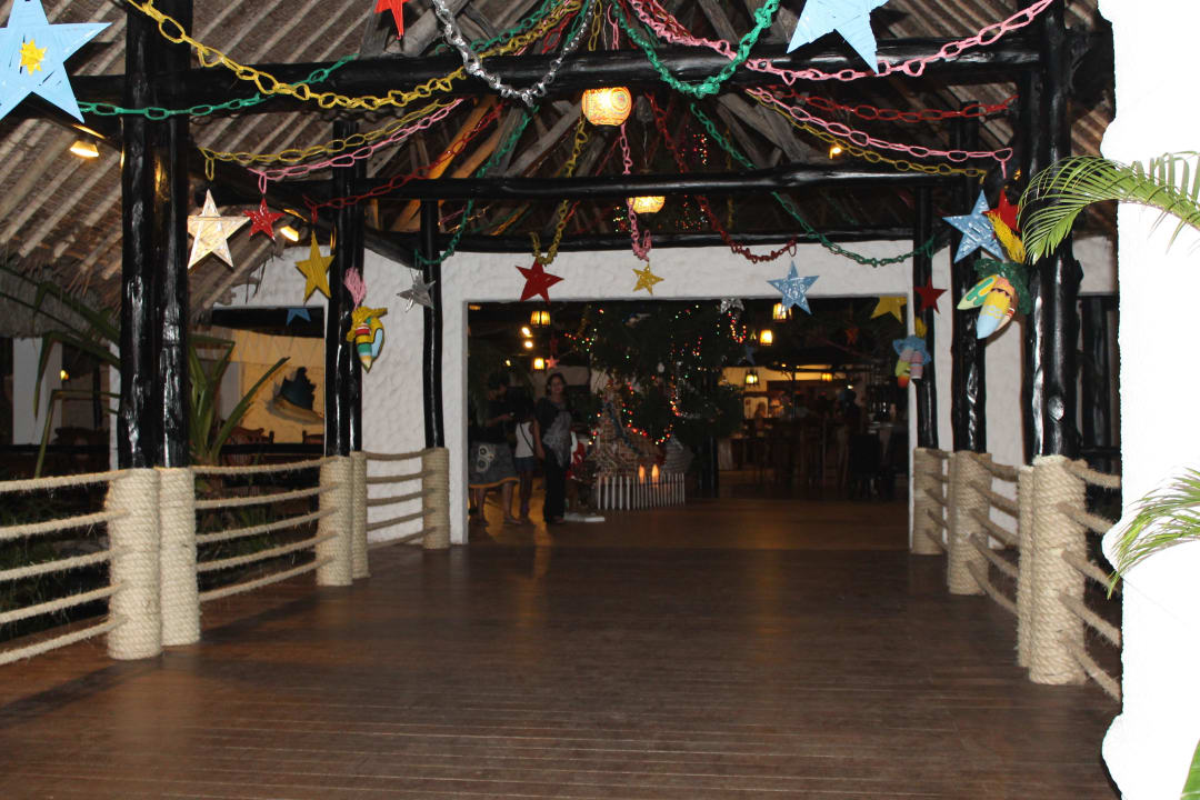 Weihnachtliche Deko auf dem Weg ins Restaurant Hotel Southern Palms Beach Resort
