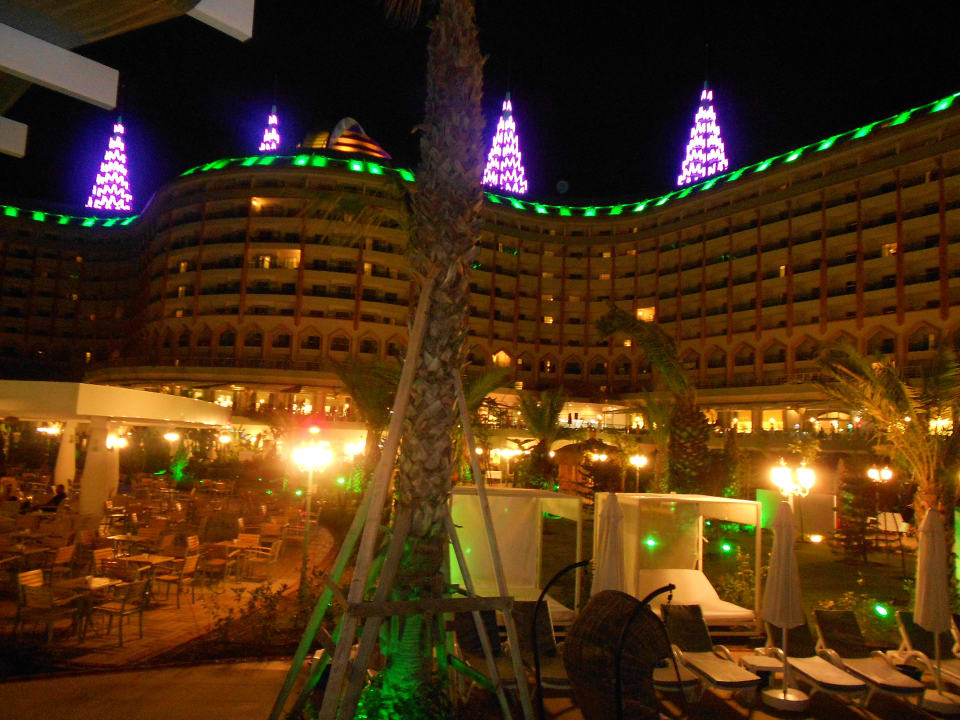 Poolanlage bei Nacht Hotel Delphin Imperial