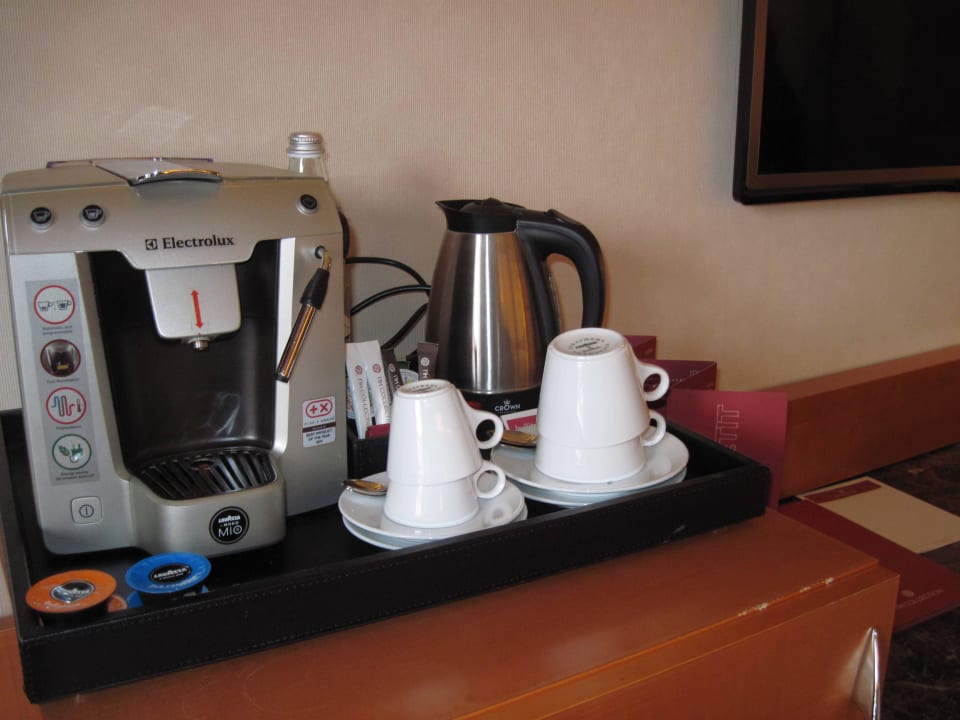 Kaffeemaschine (4 Kapseln) und Wasserkocher inkl. NH Collection Genova Marina