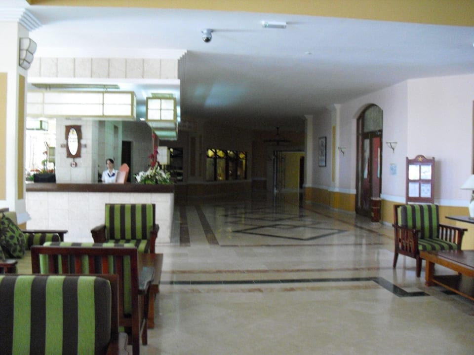 Lobby mit Blick auf Rezeption Iberostar Origin Laguna Azul