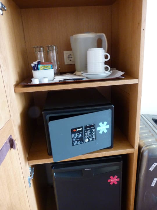 Schrank mit Kaffee/Teekocher, Safe und Kühlschrank Hotel Porto Mare - PortoBay