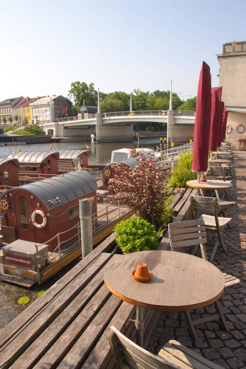 Terasse mit Blick auf die Jahrtausendbrücke Pension Havelfloß