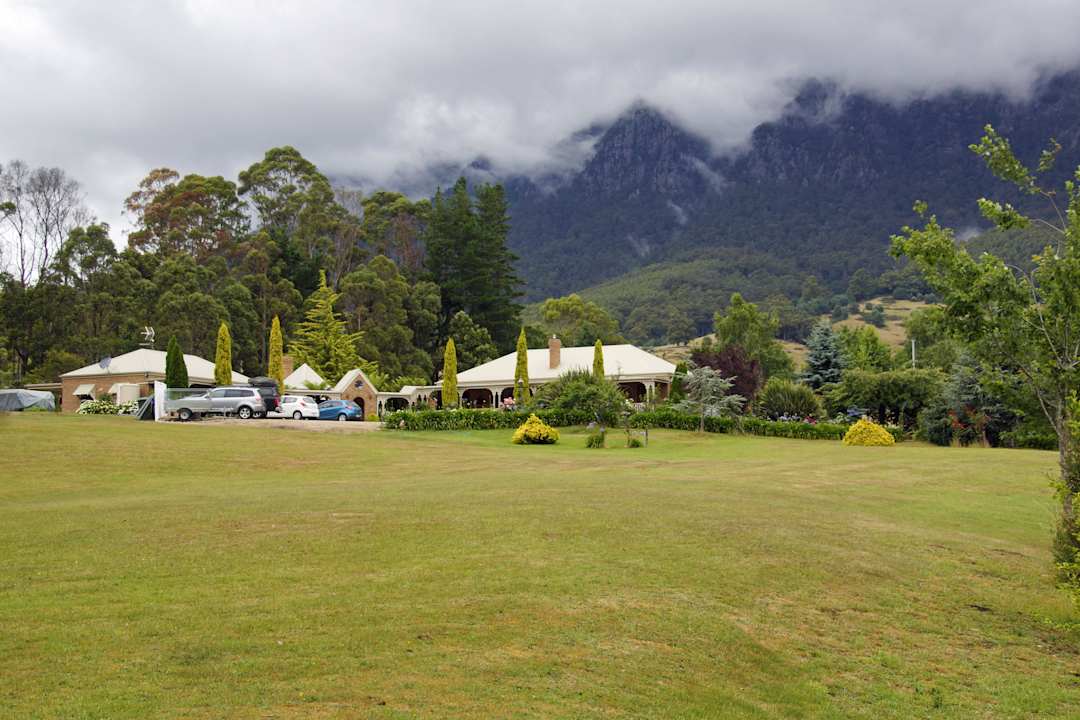 Außenanlage Mount Roland Country Lodge