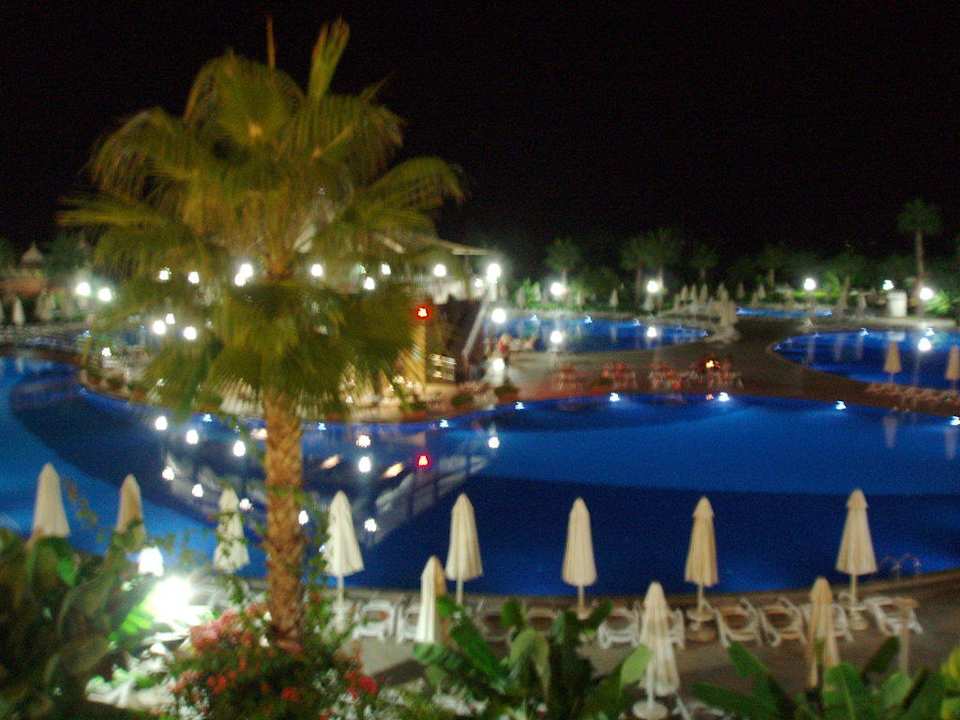 Poolanlage in der Nacht Vita Silva Hotel